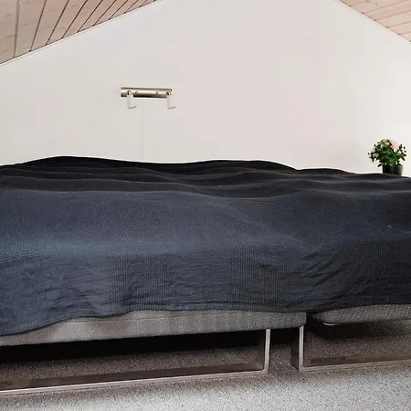 12 Person In Ega-by Traum *